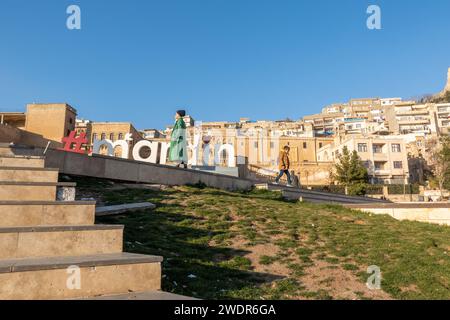 Touristen am Stadtzeichen der Mardin-Stadt im Südosten der Türkei Stockfoto