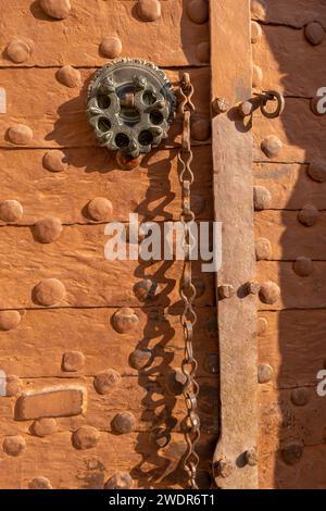 Türgriff, Türklopfer aus Eisen, Metallringzug, Mardin Truthahn Stockfoto