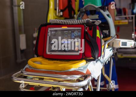 Moskau, Region Moskau, Russland - 03.09.2023:medizinischer Notfallmonitor und Defibrillator auf einer trage mit HLW-Board in einem Krankenwagen Stockfoto