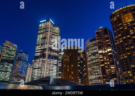 Erkunden Sie das dynamische Herz von Sydney: Das Stadtzentrum bei Nacht Stockfoto