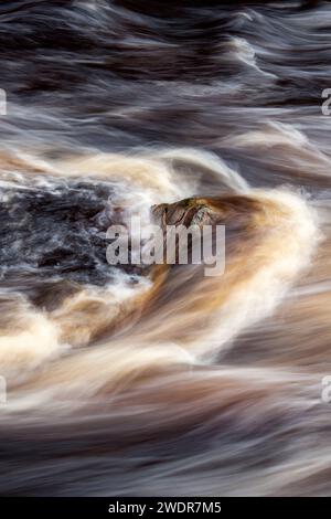 Schnell fließendes Wasser über Felsen. River Findhorn, Morayshire, Schottland. Langzeitbelichtung abstrakt Stockfoto