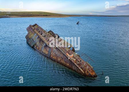 Eingang zum Scapa Flow und Churchills Barrier im Hinterland Stockfoto