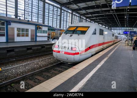 Bahnhof Berlin Zoologischer Garten. Durchfahrt eines Intercity Express Zug der Deutschen Bahn. EIS ICE1. DEU, Deutschland, Berlin, 21.01.2024 *** Bahnhof Zoologischer Garten Passage of a Deutsche Bahn Intercity Express ICE1 DEU, Germany, Berlin, 21 01 2024 Stockfoto