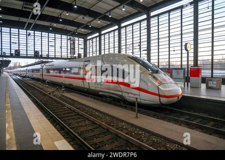 Bahnhof Berlin Zoologischer Garten. Durchfahrt eines Intercity Express Zug der Deutschen Bahn. EIS ICE4. DEU, Deutschland, Berlin, 21.01.2024 *** Bahnhof Zoologischer Garten Passage eines Intercity-Express-Zuges der Deutschen Bahn ICE4 DEU, Deutschland, Berlin, 21 01 2024 Stockfoto