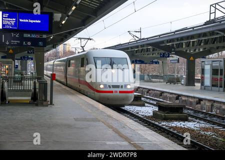 Bahnhof Berlin Zoologischer Garten. Durchfahrt eines Intercity Express Zug der Deutschen Bahn. EIS ICE1. DEU, Deutschland, Berlin, 21.01.2024 *** Bahnhof Zoologischer Garten Passage of a Deutsche Bahn Intercity Express ICE1 DEU, Germany, Berlin, 21 01 2024 Stockfoto