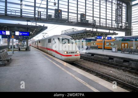 Bahnhof Berlin Zoologischer Garten. Durchfahrt eines Intercity Express Zug der Deutschen Bahn. EIS ICE1. DEU, Deutschland, Berlin, 21.01.2024 *** Bahnhof Zoologischer Garten Passage of a Deutsche Bahn Intercity Express ICE1 DEU, Germany, Berlin, 21 01 2024 Stockfoto