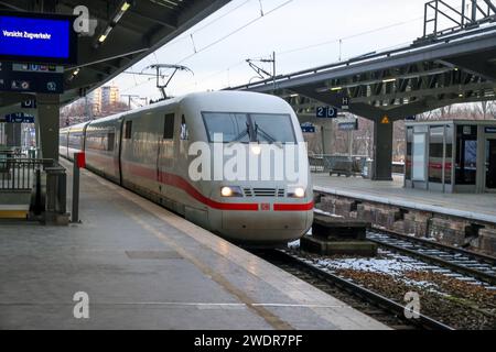 Bahnhof Berlin Zoologischer Garten. Durchfahrt eines Intercity Express Zug der Deutschen Bahn. EIS ICE1. DEU, Deutschland, Berlin, 21.01.2024 *** Bahnhof Zoologischer Garten Passage of a Deutsche Bahn Intercity Express ICE1 DEU, Germany, Berlin, 21 01 2024 Stockfoto