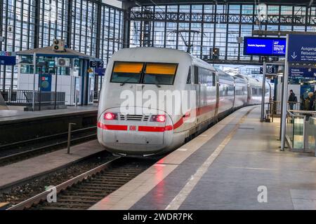 Bahnhof Berlin Zoologischer Garten. Durchfahrt eines Intercity Express Zug der Deutschen Bahn. EIS ICE1. DEU, Deutschland, Berlin, 21.01.2024 *** Bahnhof Zoologischer Garten Passage of a Deutsche Bahn Intercity Express ICE1 DEU, Germany, Berlin, 21 01 2024 Stockfoto