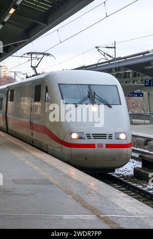Bahnhof Berlin Zoologischer Garten. Durchfahrt eines Intercity Express Zug der Deutschen Bahn. EIS ICE1. DEU, Deutschland, Berlin, 21.01.2024 *** Bahnhof Zoologischer Garten Passage of a Deutsche Bahn Intercity Express ICE1 DEU, Germany, Berlin, 21 01 2024 Stockfoto