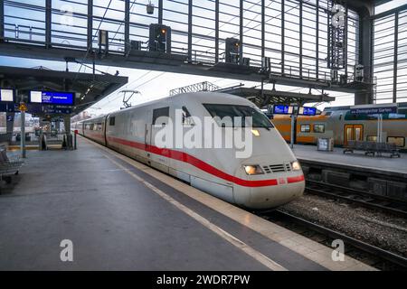 Bahnhof Berlin Zoologischer Garten. Durchfahrt eines Intercity Express Zug der Deutschen Bahn. EIS ICE1. DEU, Deutschland, Berlin, 21.01.2024 *** Bahnhof Zoologischer Garten Passage of a Deutsche Bahn Intercity Express ICE1 DEU, Germany, Berlin, 21 01 2024 Stockfoto