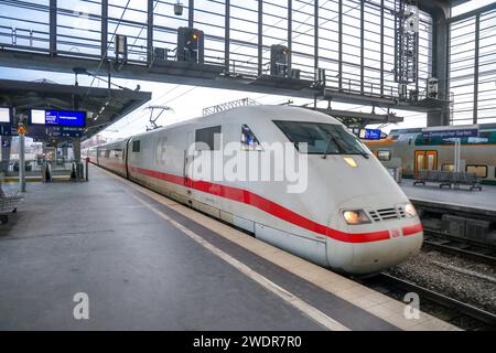 Bahnhof Berlin Zoologischer Garten. Durchfahrt eines Intercity Express Zug der Deutschen Bahn. EIS ICE1. DEU, Deutschland, Berlin, 21.01.2024 *** Bahnhof Zoologischer Garten Passage of a Deutsche Bahn Intercity Express ICE1 DEU, Germany, Berlin, 21 01 2024 Stockfoto