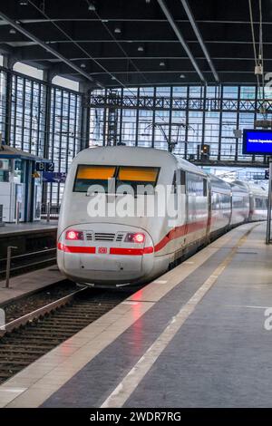 Bahnhof Berlin Zoologischer Garten. Durchfahrt eines Intercity Express Zug der Deutschen Bahn. EIS ICE1. DEU, Deutschland, Berlin, 21.01.2024 *** Bahnhof Zoologischer Garten Passage of a Deutsche Bahn Intercity Express ICE1 DEU, Germany, Berlin, 21 01 2024 Stockfoto