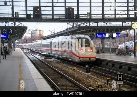 Bahnhof Berlin Zoologischer Garten. Durchfahrt eines Intercity Express Zug der Deutschen Bahn. EIS ICE4. DEU, Deutschland, Berlin, 21.01.2024 *** Bahnhof Zoologischer Garten Passage eines Intercity-Express-Zuges der Deutschen Bahn ICE4 DEU, Deutschland, Berlin, 21 01 2024 Stockfoto
