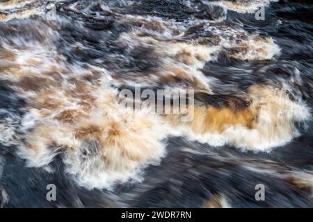 Schnell fließendes Wasser. River Findhorn, Morayshire, Schottland. Langzeitbelichtung abstrakt Stockfoto