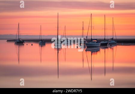 Ein atemberaubender Sonnenaufgang am Wells-next-the-Sea Harbour Stockfoto