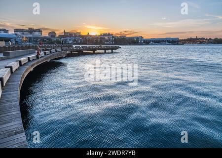 Darling Harbour: Sydneys geschäftige Waterfront bei Sonnenuntergang Stockfoto