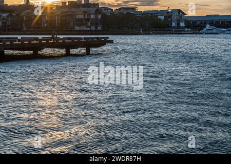 Darling Harbour: Sydneys geschäftige Waterfront bei Sonnenuntergang Stockfoto