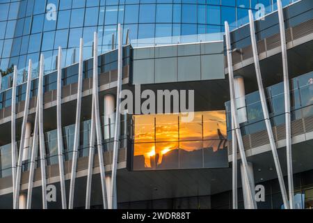 Darling Harbour: Sydneys geschäftige Waterfront bei Sonnenuntergang Stockfoto