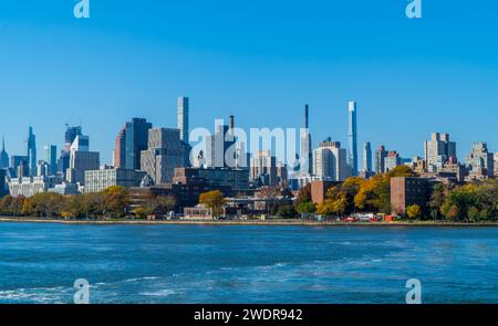 Panoramablick auf Manhattan vom East River aus Stockfoto