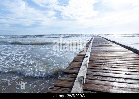 Jesolo Küste außerhalb der Saison an einem sonnigen Tag, Italien Stockfoto