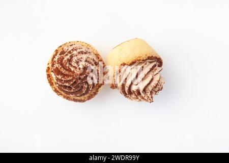 Zwei Mini-Tiramisu-Tartlets isoliert auf weiß mit Kakao bestreut. Selektiver Fokus. Kopierbereich Stockfoto