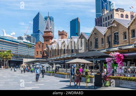 The Rocks: Sydneys Touristen- und Hafengebiet mit Hintergrund des Stadtzentrums Stockfoto