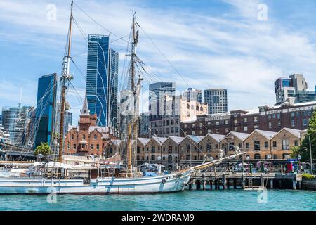 The Rocks: Sydneys Touristen- und Hafengebiet mit Hintergrund des Stadtzentrums Stockfoto