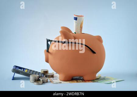 Sparkasse mit Geld und Taschenrechner - Konzept der Spar- und Finanzplanung Stockfoto