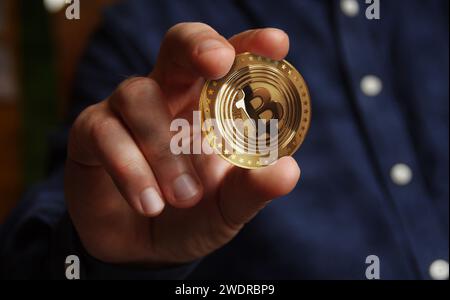 Bitcoin ETF BTC Kryptowährung Golden Coin in Hand abstraktes Konzept Stockfoto