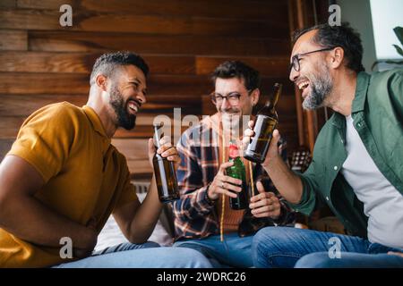 Die besten Freunde, die Bier trinken und reden. Begriff der männlichen Freundschaft, Bromanz. Stockfoto