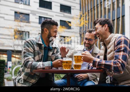 Die besten Freunde haben in der Stadt Bier getrunken und in der Bar geredet. Begriff der männlichen Freundschaft, Bromanz. Stockfoto