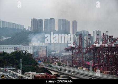 Hongkong, China. Januar 2024. Dichter Rauch an modernen Terminals an der Container Port Road in Kwai Chung. An den modernen Terminals an der Container Port Road brach ein Brand aus, der das Gebiet in dichten Rauch einbrach und zur Hospitalisierung eines Arbeiters führte. Der Brand verursachte erhebliche Schäden an der Laderaumplattform. Nach Angaben der Feuerwehr erwies sich der dicke Rauch als gefährlich für mindestens einen Arbeiter, der zur medizinischen Behandlung in das Princess Margaret Hospital gebracht wurde. (Foto: Ivan Abreu/SOPA Images/SIPA USA) Credit: SIPA USA/Alamy Live News Stockfoto