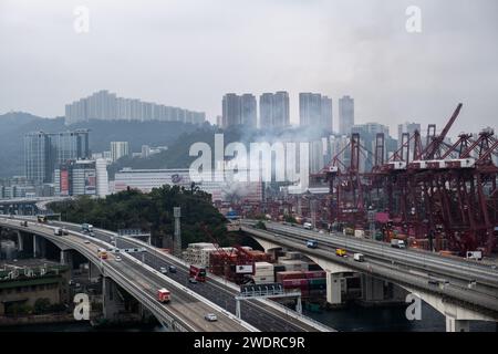 Hongkong, China. Januar 2024. Dichter Rauch an modernen Terminals an der Container Port Road in Kwai Chung. An den modernen Terminals an der Container Port Road brach ein Brand aus, der das Gebiet in dichten Rauch einbrach und zur Hospitalisierung eines Arbeiters führte. Der Brand verursachte erhebliche Schäden an der Laderaumplattform. Nach Angaben der Feuerwehr erwies sich der dicke Rauch als gefährlich für mindestens einen Arbeiter, der zur medizinischen Behandlung in das Princess Margaret Hospital gebracht wurde. (Foto: Ivan Abreu/SOPA Images/SIPA USA) Credit: SIPA USA/Alamy Live News Stockfoto