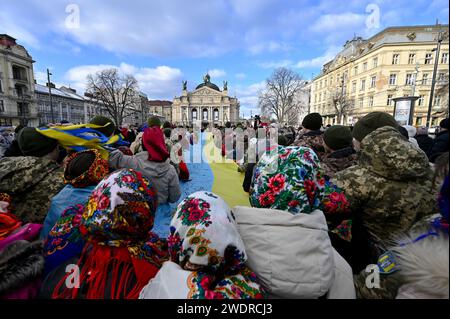 LVIV, UKRAINE – 21. JANUAR, 2024 - die Menschen werden während der Bewerbung, den Rekord der Ukraine für die längste ukrainische Flagge mit den Wünschen des Militärs und der Kinder in der ganzen Ukraine und an der Front vor dem Akademischen Opern- und Balletttheater Solomija Krushelnytska Lemberg, Lwiw, Westukraine, aufgenommen. Die Veranstaltung fand im Vorfeld des Tages der Einheit der Ukraine und des 105. Jahrestages der Unterzeichnung des Einigungsgesetzes statt, eines Abkommens, das die ukrainische Volksrepublik und die westukrainische Volksrepublik am 22. Januar 1919 unterzeichnet haben. Stockfoto