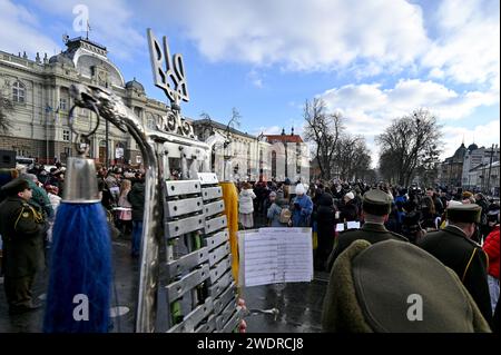 LVIV, UKRAINE – 21. JANUAR, 2024 - die Menschen werden während der Bewerbung, den Rekord der Ukraine für die längste ukrainische Flagge mit den Wünschen des Militärs und der Kinder in der ganzen Ukraine und an der Front vor dem Akademischen Opern- und Balletttheater Solomija Krushelnytska Lemberg, Lwiw, Westukraine, aufgenommen. Die Veranstaltung fand im Vorfeld des Tages der Einheit der Ukraine und des 105. Jahrestages der Unterzeichnung des Einigungsgesetzes statt, eines Abkommens, das die ukrainische Volksrepublik und die westukrainische Volksrepublik am 22. Januar 1919 unterzeichnet haben. Stockfoto