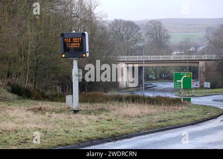 A66, Bowes, Teesdale, County Durham, Großbritannien. Januar 2024. Wetter in Großbritannien. Die A66 zwischen Bowes und Brough wird derzeit geschlossen, nachdem die Wagen überfallen wurden, als Sturm Isha das Gebiet erreichte Credit: David Forster/Alamy Live News Stockfoto