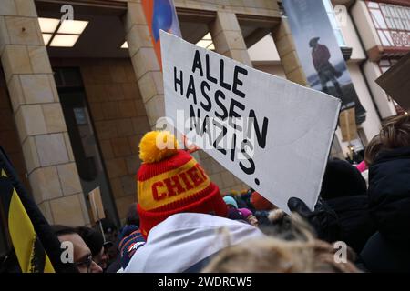 Kundgebung gegen die AfD und Rechtsextremismus - Deutschland, Deutschland, Frankfurt am Main, 20.01.2024 - Frankfurt am Main: Über vierzigtausend Menschen protestieren vor dem Frankfurter Römer, dem Paulsplatz, vom Mainkai bis zum Liebfrauenberg gegen die AfD und Rechtsextremismus. Mehr als 60 Gruppierungen und Organisationen, darunter der Deutsche Gewerkschaftsbund, Greenpeace und Caritas haben zur Teilnahme an der Kundgebung aufgerufen, die von der Klimagerechtigkeitsgruppe Koalakollektiv unter dem Motto Demokratie verteidigen - Frankfurt gegen AfD und Rechtsruck angemeldet wurde. Nach der Stockfoto