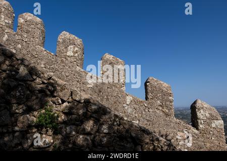 Mittelalterliche Festungsanlage der Mauren (Portugiesisch Castelo dos Mouros) in der Gemeinde Sintra, Großraum Lissabon, Portugal. Stockfoto