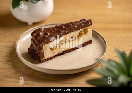 Ein Stück leckerer Schokoladen-Nougat-Kuchen auf dem Tisch Stockfoto