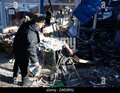 Donezk. Januar 2024. Dieses Foto, das am 21. Januar 2024 aufgenommen wurde, zeigt eine Szene nach einem Artillerieangriff in Donezk. Ukrainische Streitkräfte haben am Sonntag einen Markt im Westen Donezks mit einem tödlichen Artillerieangriff getroffen, bei dem mindestens 27 Menschen getötet und 25 weitere verletzt wurden, berichteten lokale Medien am Montag. Der Markt war überfüllt, als er von einem Sperrfeuer mit Kaliber 152 mm und Kaliber 155 mm von der ukrainischen Seite angegriffen wurde, berichtete die russische Nachrichtenagentur TASS unter Berufung auf die lokalen Behörden Donezks. Quelle: Victor/Xinhua/Alamy Live News Stockfoto