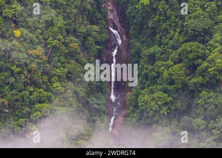 Wunderschöner Wasserfall im Dschungel, Bolivien, Südamerika Stockfoto