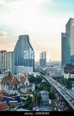 Bang Rak, Bangkok; Thailand - 01. November 2023: Ein Blick aus der Luft auf Silom, einschließlich Wat Hua Lamphong (ein buddhistischer Tempel) und Samyan Mitrtown Stockfoto