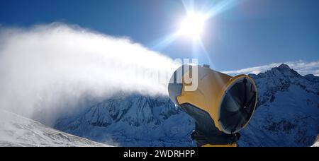 Schneekanone im Einsatz auf den Tonale-Skipisten Stockfoto