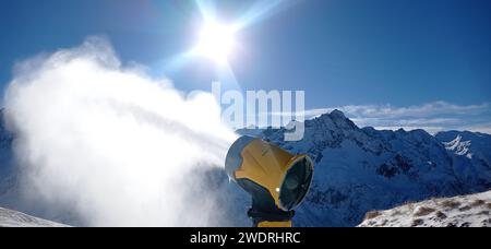 Schneekanone im Einsatz auf den Tonale-Skipisten Stockfoto