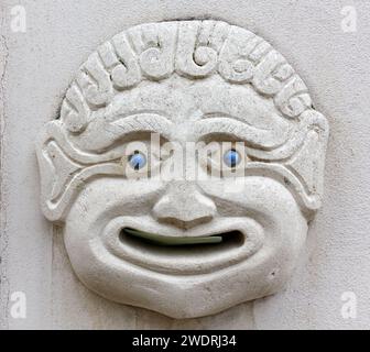 ESTE, Italien - 29. Dezember 2023: BAS-Relief künstlerischer Briefkasten in Form eines anthropomorphen Gesichts mit einem Buchstaben in den Mund Stockfoto