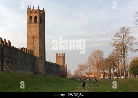 Fußweg um die mittelalterlichen Mauern von Montagnana, Italien, eine der am besten erhaltenen in Europa Stockfoto