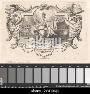 Vignet traf Minerva in Liebe, Bernard Picart, 1728 Druck Minerva ist das Muster der Wissenschaft auf einer Wolke und zeigt ein offenes Buch. Sie hat den Tod überwunden, der in Form eines Skeletts unter ihren Füßen ist. Neben ihr ist Amor mit einer kreisförmigen Schlange, die seinen Schwanz in den Mund nimmt: Ein Symbol für die Ewigkeit. Putti links im Hintergrund, die Bücher drucken. Die Show ist in einem ornamentalen Rahmen mit unter anderem Hörnern voller Fülle mit Büchern gefangen. Mitten im Motto: Vivitur Ingenio, cetera Mortis Erunt. Amsterdam Papier Ätzen / Gravur Ornamente  Kunst. Minerva als Patronin. Schlange Stockfoto