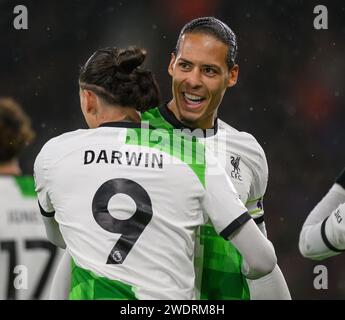 London, Großbritannien. Januar 2024 - AFC Bournemouth gegen Liverpool - Premier League - Vitality Stadium. Darwin Nunez feiert sein erstes Tor gegen Bournemouth mit Virgil Van Dijk. Bildnachweis: Mark Pain / Alamy Live News Stockfoto