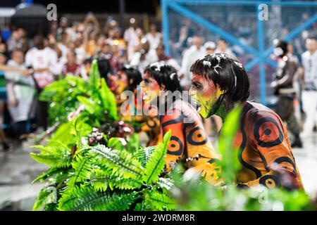 Rio De Janeiro, Brasilien. Januar 2024. Künstler nehmen an einer Karnevalsparade in Rio de Janeiro, Brasilien, am 21. Januar 2024 Teil. Quelle: Wang Tiancong/Xinhua/Alamy Live News Stockfoto