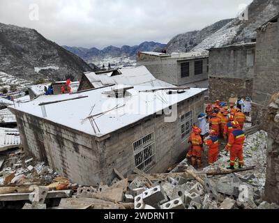 Tangfang Town, China. Januar 2024. Rettungskräfte arbeiten an der Stelle eines Erdrutsches im Dorf Liangshui, Stadt Tangfang in der Stadt Zhaotong, südwestchinesischer Provinz Yunnan. Zwei Personen, die zuvor als vermisst gemeldet wurden, wurden gefunden und tot bestätigt, nachdem ein Erdrutsch die Provinz Yunnan im Südwesten Chinas getroffen hatte. Die örtlichen Behörden sagten am Montag, dass der Erdrutsch das Dorf Liangshui in der Stadt Zhaotong um 6 Uhr morgens traf. was dazu geführt hat, dass 47 Menschen vermisst wurden, so die örtliche Zentrale für die Katastrophenhilfe. Quelle: Xinhua/Alamy Live News Stockfoto
